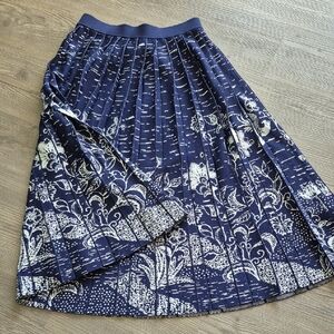 Anthropologie Navy and White Floral Print Knit Pleated A-Line Skirt. Sz M. BNWT